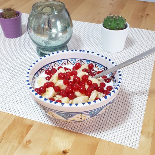 Bio Naturjoghurt mit Banane und Johannisbeeren und einem Schuß Ahornsirup 