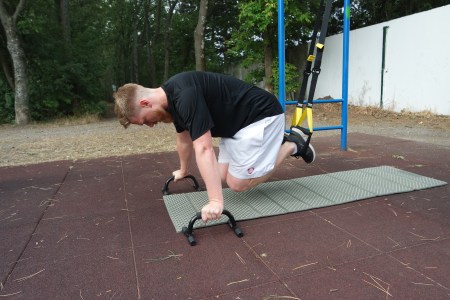 3. Knie zur Brust führen